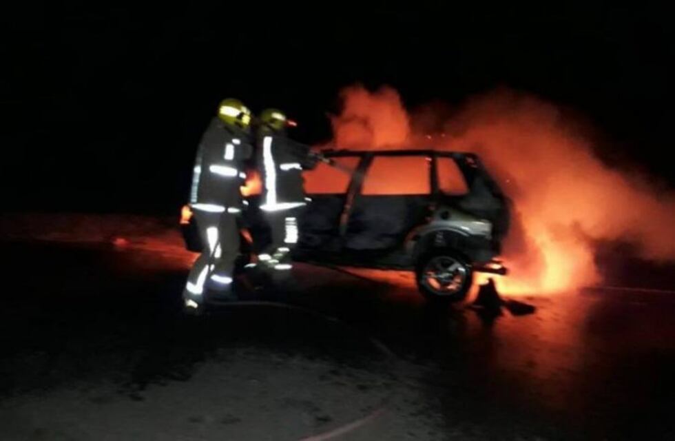 Por un cortocircuito, un auto se incendió en una autopista