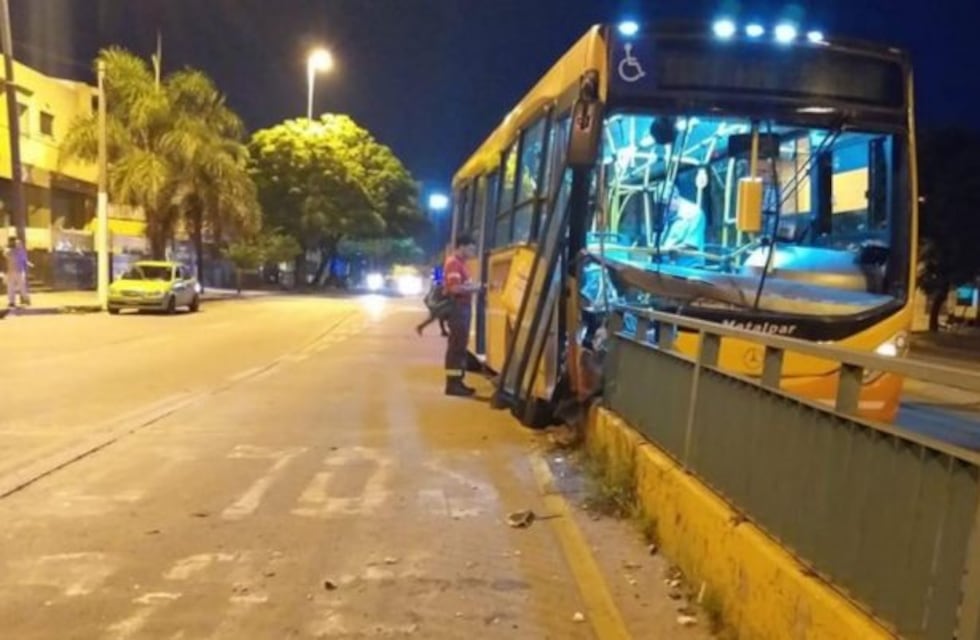 17 heridos en choque espectacular de un colectivo de Coniferal