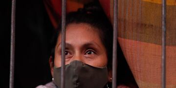 AME836\u002E BUENOS AIRES (ARGENTINA), 18/05/2020\u002E- Una mujer reclama por agua potable desde la ventana de su casa en el barrio 31 de la ciudad de Buenos Aires (Argentina), uno de los lugares con mas casos de COVID-19 positivos en el país\u002E El comité de crisis del barrio Mugica de Buenos Aires, una de las villas miseria más antigua y grande de la capital argentina, denunció este lunes que los vecinos viven una \