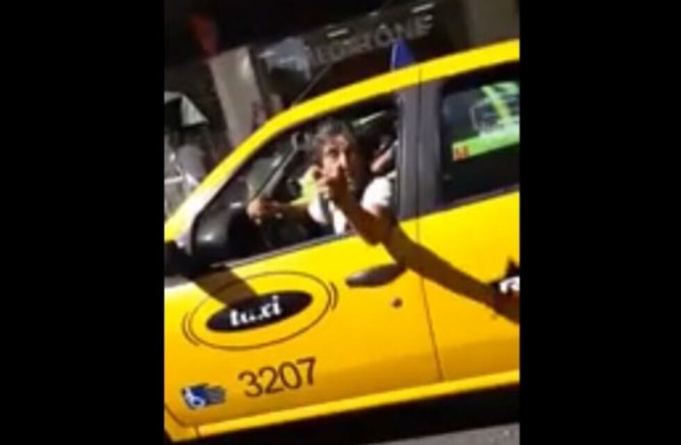 Se negó a llevar a una mujer en silla de ruedas, lo filmaron y las insultó y escupió