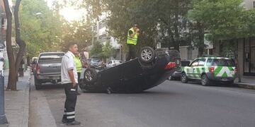 Empleado municipal de Mar del Plata chocó y volcó en el centro: alcoholemia positiva (Foto: 0223)