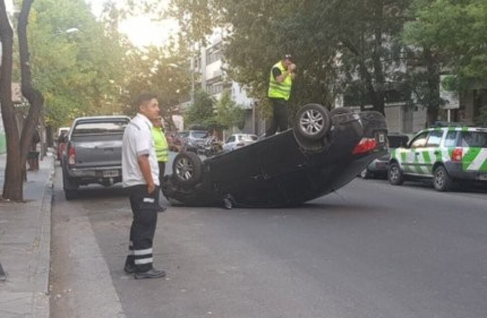 Empleado municipal de Mar del Plata chocó y volcó en el centro: alcoholemia positiva