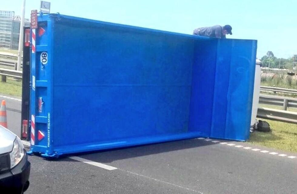 Un camión volcó en Circunvalación y generó caos en el tránsito