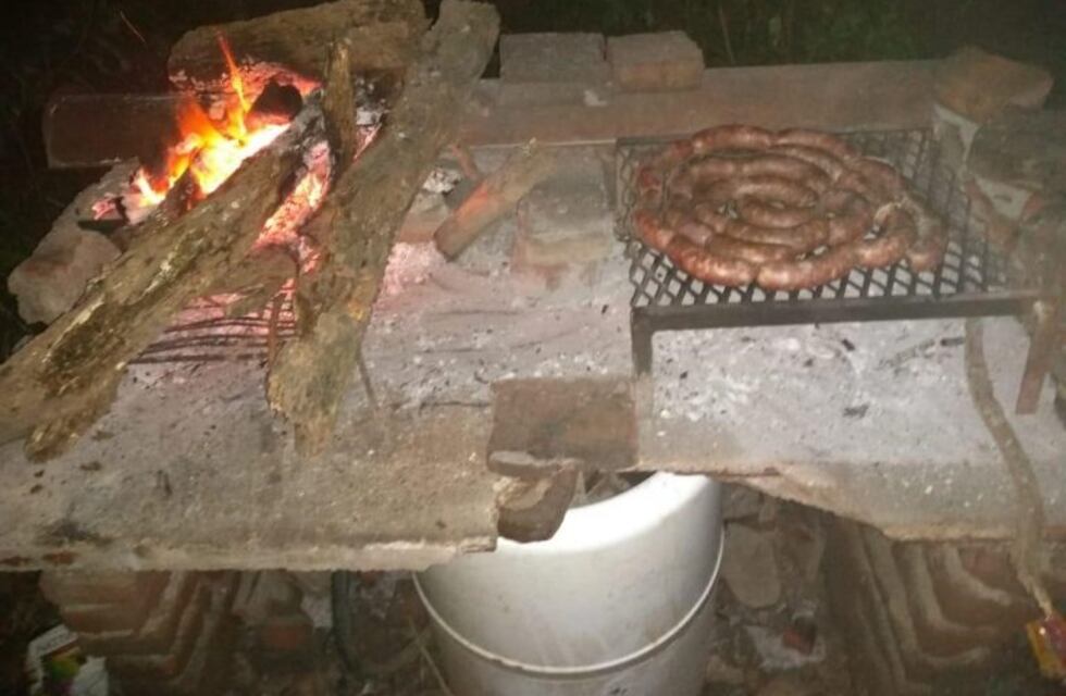 Rompieron la cuarentena para hacer un asado y tuvieron que huir dejando todo en el fuego