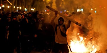 Tercer día de violentas protestas en Cataluña por la condena a los líderes independentistas\u002E (AP)