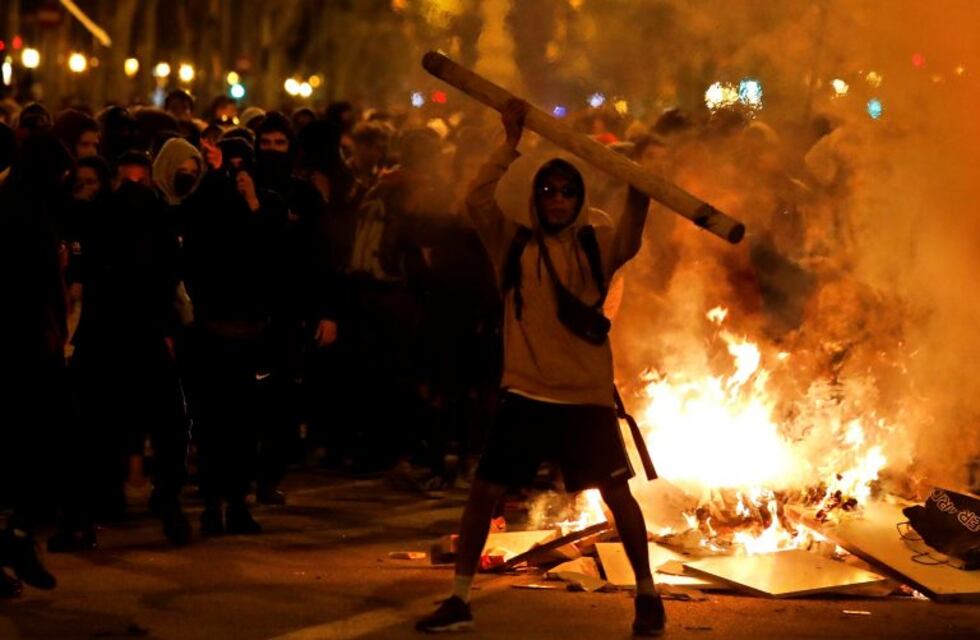 Tercer día de violentas protestas en Cataluña por la condena a los líderes independentistas