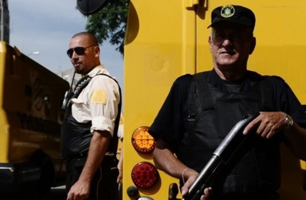 Cuento del tío: mujer le entregó suma millonaria en dólares y pesos a un falso transportista de caudales