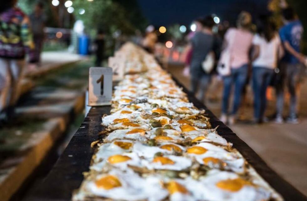 ¿Tenés hambre? Acá hicieron una pizza de 60 metros, con huevos y papas fritas