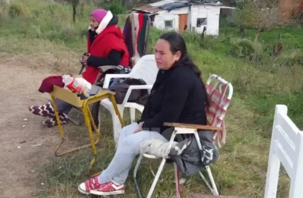 Una familia desesperada aguarda al borde del río por un pescador desaparecido