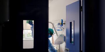 A hospital staff member prepares to treat a patient suffering from coronavirus disease (COVID-19), after Catalonia's government imposed new restrictions in an effort to control a new outbreak of the coronavirus disease (COVID-19) in Barcelona, Spain, October 20, 2020\u002E REUTERS/Nacho Doce