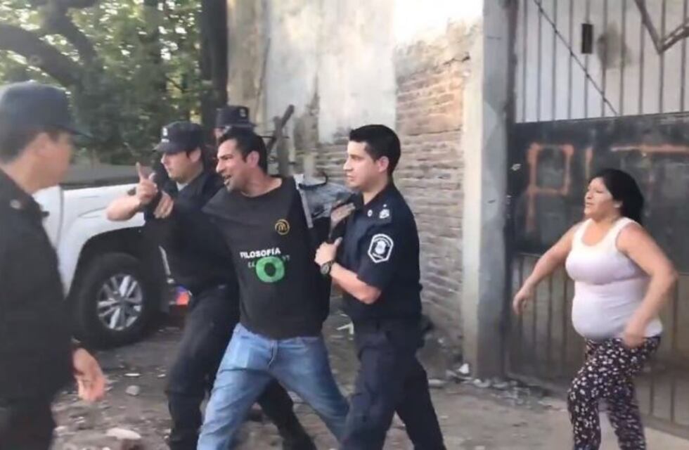 La Policía se llevó a un tío de Sheila en un patrullero