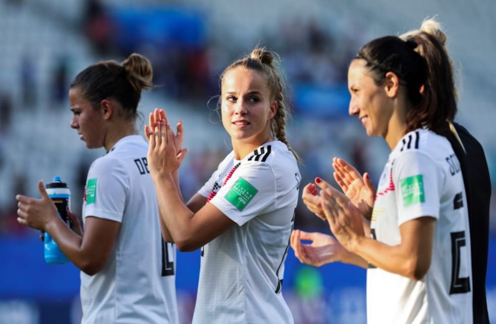 Alemania goleó 3-0 a Nigeria y es el primer equipo en cuartos del Mundial femenino