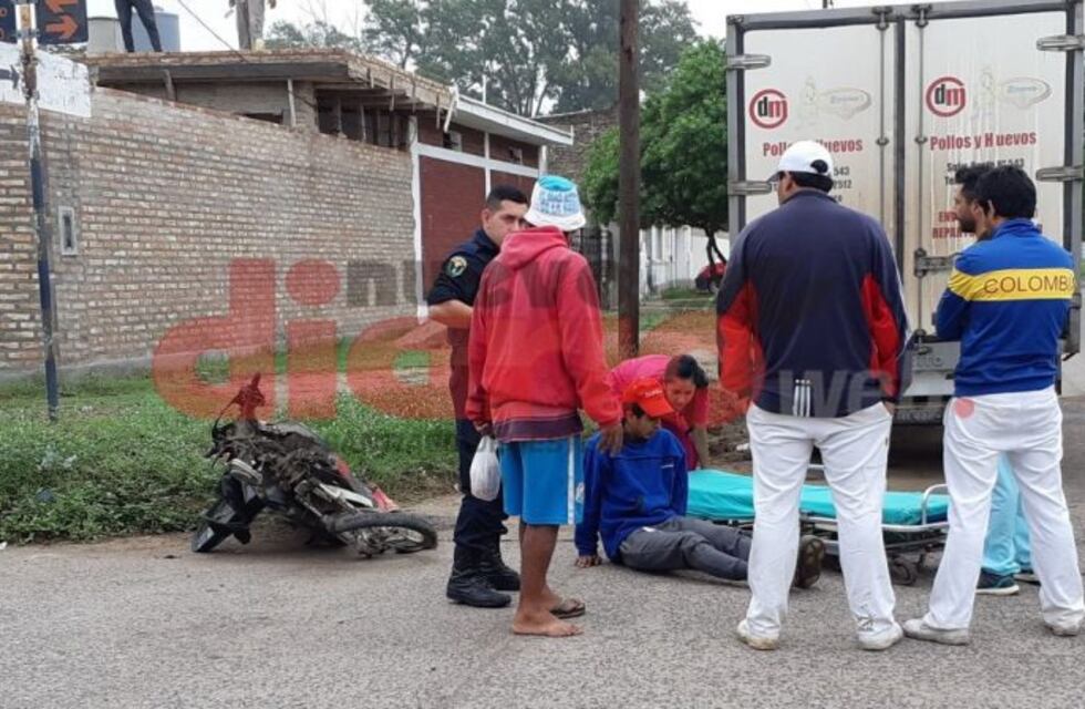 Una moto chocó a un camión de atrás y sus dos ocupantes resultaron heridos