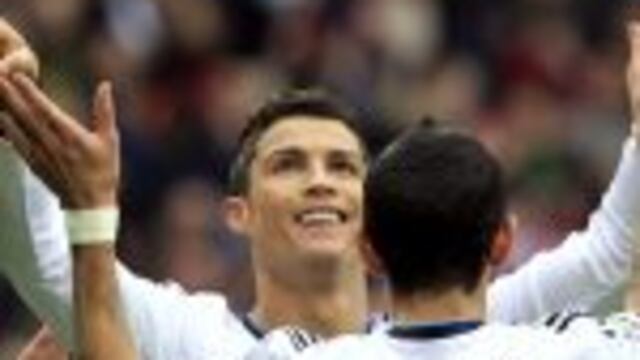 MADRID, 27/01/2013.- El delantero portuguu00e9s del Real Madrid, Cristiano Ronaldo (c), celebra con su compau00f1ero, el argentino u00c1ngel Di Maru00eda (d), su segundo gol conseguido frente al Getafe, el tercero del partido, durante el encuentro correspondiente a la vi