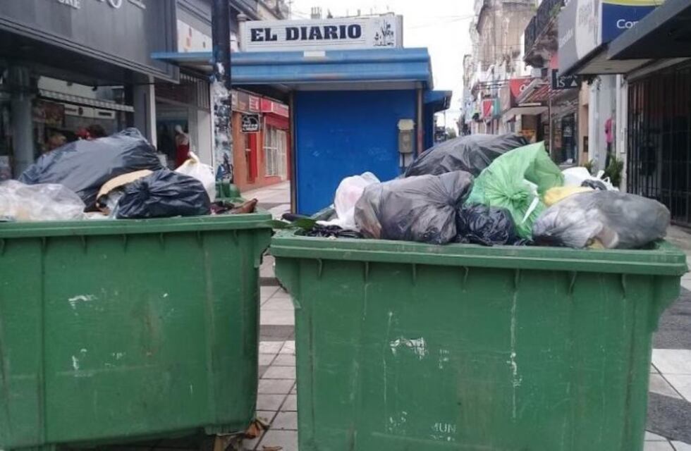 Trabajadores queman basura frente a la Municipalidad de Paraná