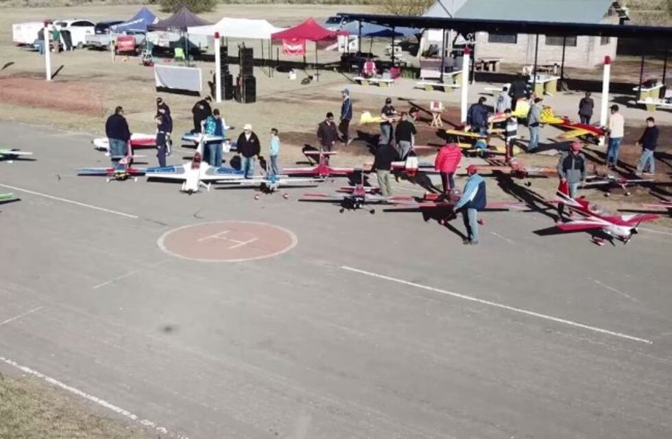Una fiesta en el cielo de Alvear con los aviones a escala