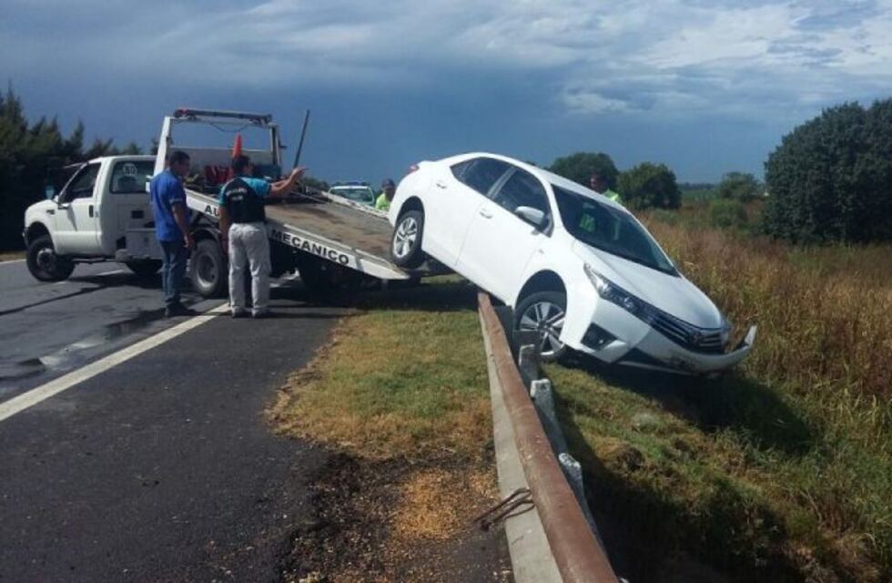 Perdió el control de su auto y quedó colgando en un puente de la autopista a Santa Fe