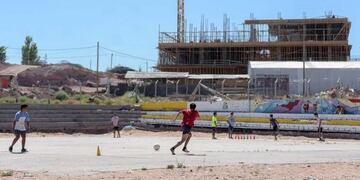 La Municipalidad construirá una cancha de fútbol 11, una de básquet, dos baños y un vestuario en el predio\u002E