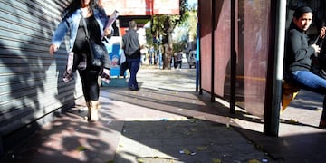 De no creer, dejaron una bañera en la vereda de Salta, ¡atada a un poste, con candado!