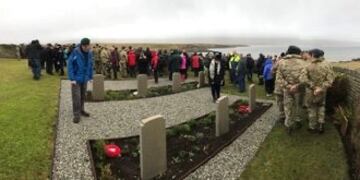 Recordatorio del desembarco británico en las Malvinas, sucedido durante el conflicto de 1982\u002E