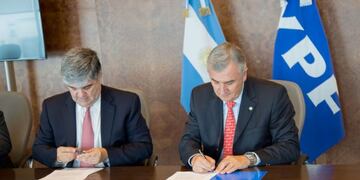 Gutiérrez y Morales firman los documentos