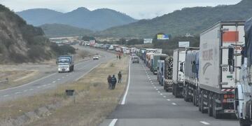 Filas de autos en el ingreso a Salta (El Tribuno)