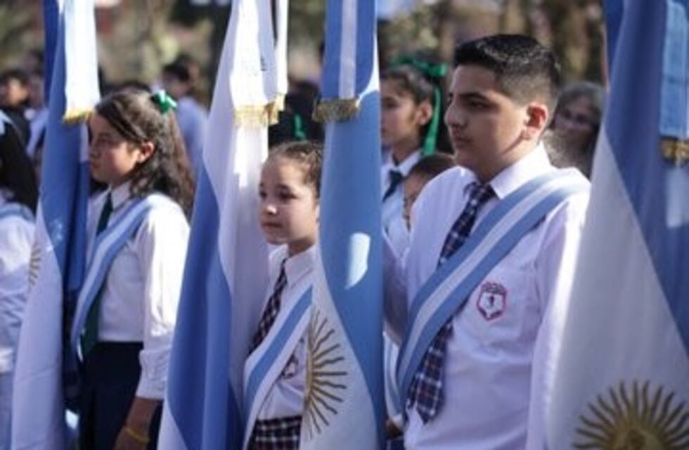Con un desfile cívico-militar homenajearon a Alberdi