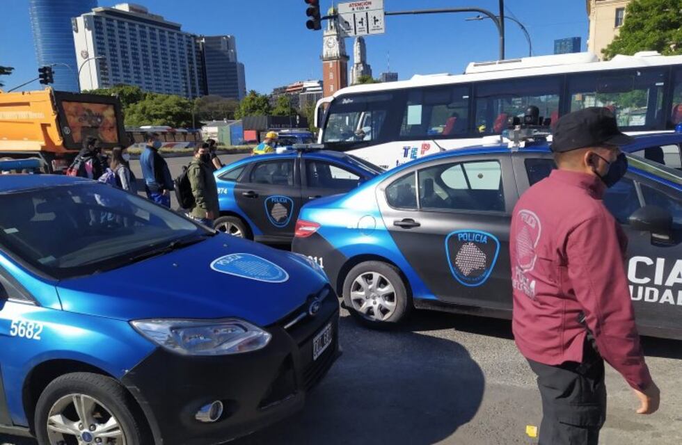 Tiroteo en Retiro: el video en el que un hombre le roba el arma a un policía y empieza a disparar