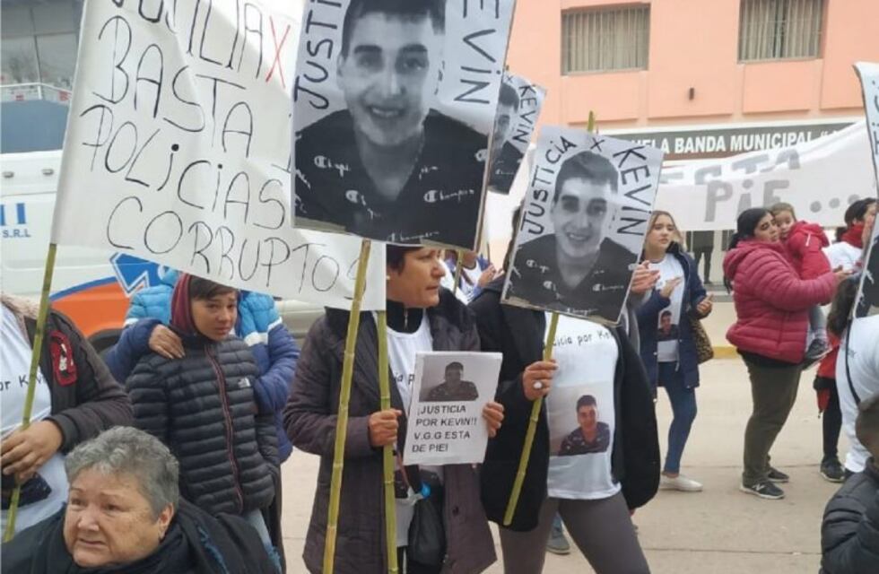 Marcha y protesta frente a la comisaria de Marcos Juárez