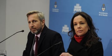Rogelio Frigerio, ministro del Interior, y Carolina Stanley, ministra de Desarrollo Social, brindan una conferencia de prensa tras los anuncios económicos del presidente Mauricio Macri\u002E (Federico López Claro)