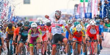 Una escuela de danzas folcloricas, a la vera de la ruta alentando al pelotón\u002E