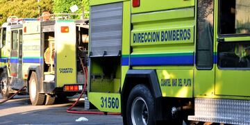 Tensión en Villa Elvira tras un feroz incendio en una casa del barrio platense