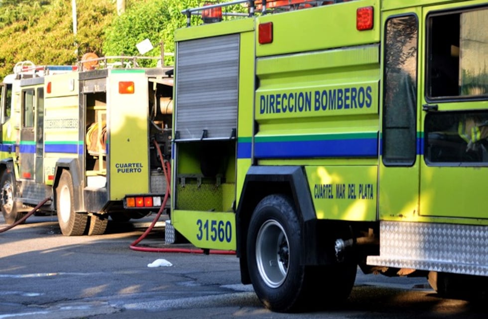 Tensión en Villa Elvira tras un feroz incendio en una casa del barrio platense