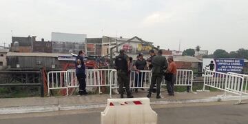 Personal de Migraciones y Gendarmería Nacional bloquean el paso fronterizo