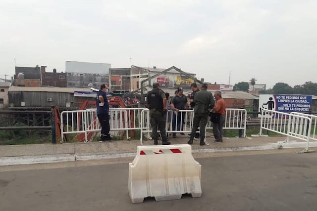 Personal de Migraciones y Gendarmería Nacional bloquean el paso fronterizo