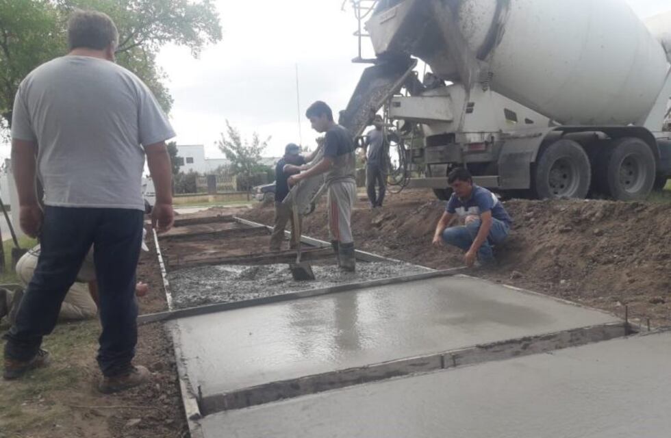 Se trabaja en la construcción de veredas en la Plaza de la Memoria