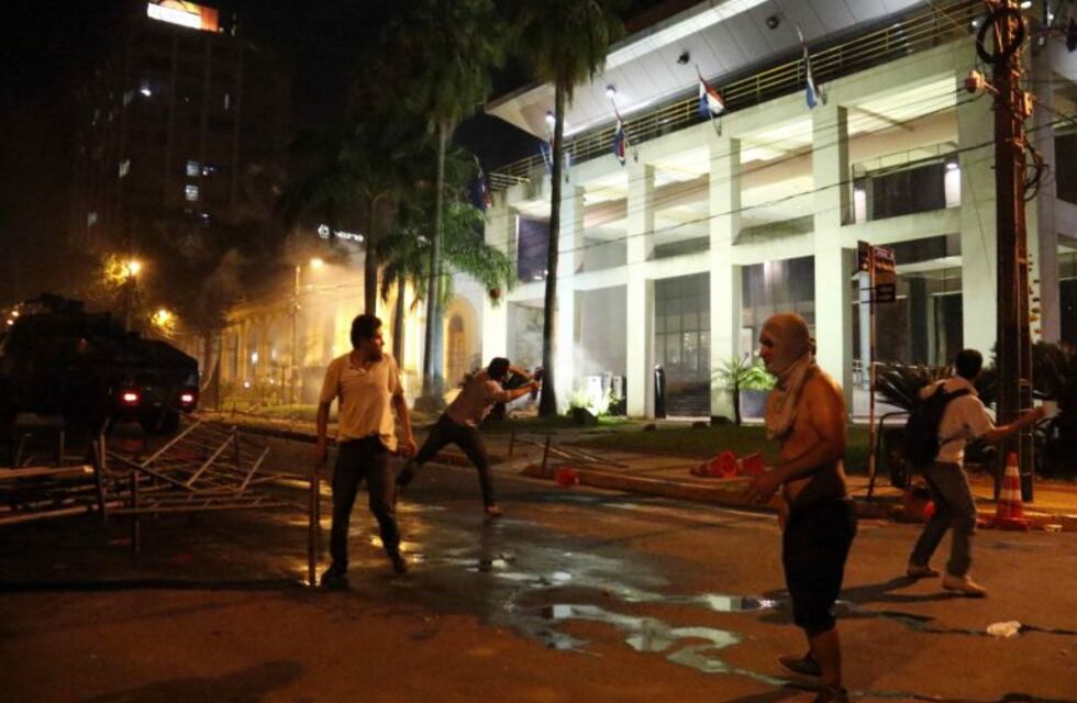 Paraguay: un muerto y 30 heridos por las violentas protestas en el Congreso