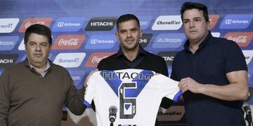 Gago con la camiseta de Vélez en su presentación\u002E