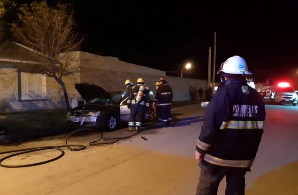 Bomberos Voluntarios lograron apagar un incendio en un vehículo