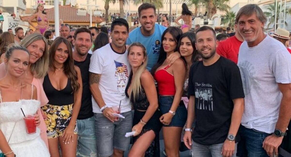 Lionel Messi y Antonel Roccuzzo en Ibiza con amigos\u002E (Instagram)