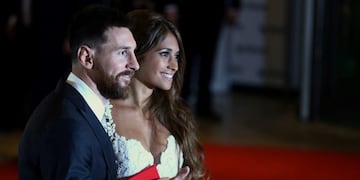 Argentine soccer player Lionel Messi and Antonela Roccuzzo pose at their wedding in Rosario, Argentina, June 30, 2017\u002E REUTERS/Marcos Brindicci
