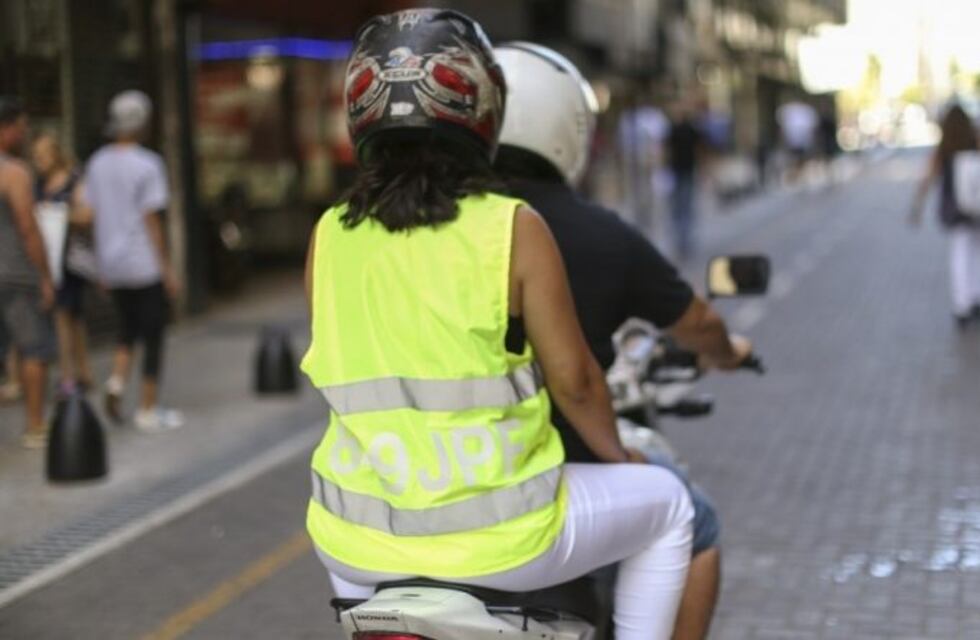 San Pedro obliga a los motocilistas a usar chalecos refractarios