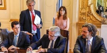 Alberto Fernández con Santiago Cafiero y \