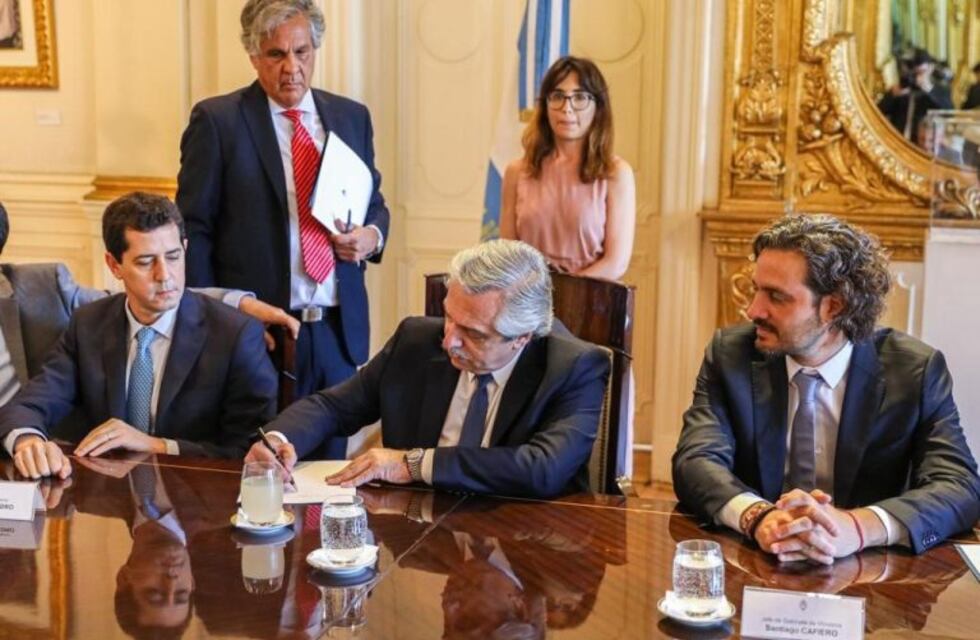 Alberto Fernández firma el aumento para estatales pero hay gobernadores que no pueden pagarlo