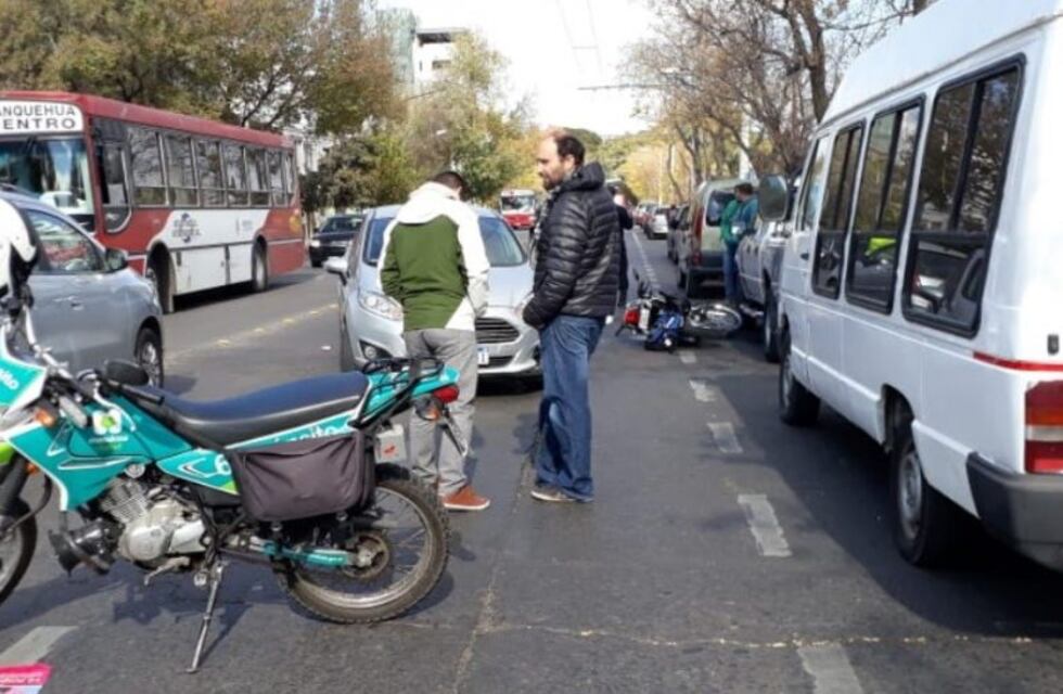 Un conductor hizo una "U" y atropelló a un joven en moto