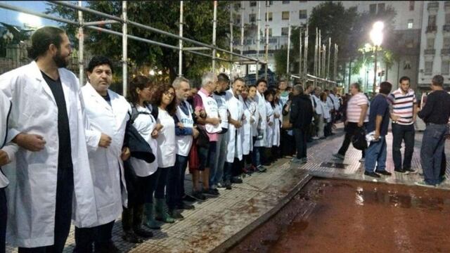 DYN002, BUENOS AIRES 09/04/17, LA POLICu00cdA REPRIMIu00d3 ESTA NOCHE CON GAS PIMIENTA Y AVANZANDO CON PERSONAL DE INFANTERu00cdA SOBRE LOS DOCENTES DE CTERA, QUE INTENTABA ARMAR UNA