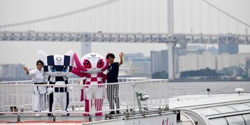 Tokyo 2020 Olympics Games mascots, Miraitowa and Someity ride on a boat during their debut event of water parade in front of Olympic village construction site with karate player Kiyo Shimizu and para-athlete Hajimu Ashida in Tokyo, Japan  July 22, 2018\u002E  Toshifumi Kitamura/Pool via Reuters japon tokio  Tokio presento a sus mascotas para los Juegos Olimpicos de 2020 mascotas juegos olimpicos 2020 Miraitowa y Someity