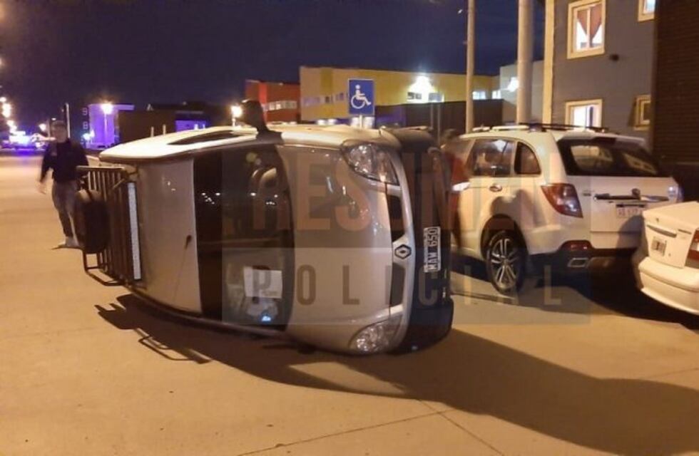 Un auto de delivery volcó y terminó contra tres autos estacionados