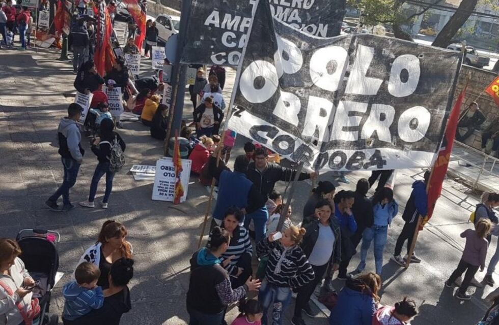 El Polo Obrero reclama ayuda en la puerta de la Muni
