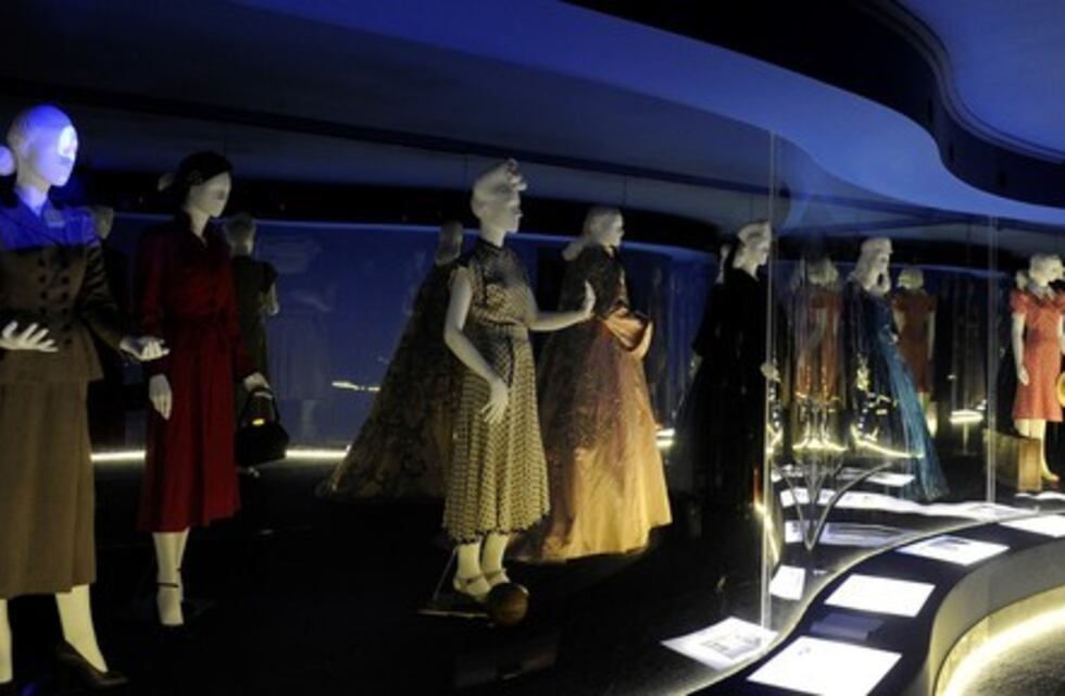 A 65 años de su fallecimiento, exponen la colección de los vestidos de Evita